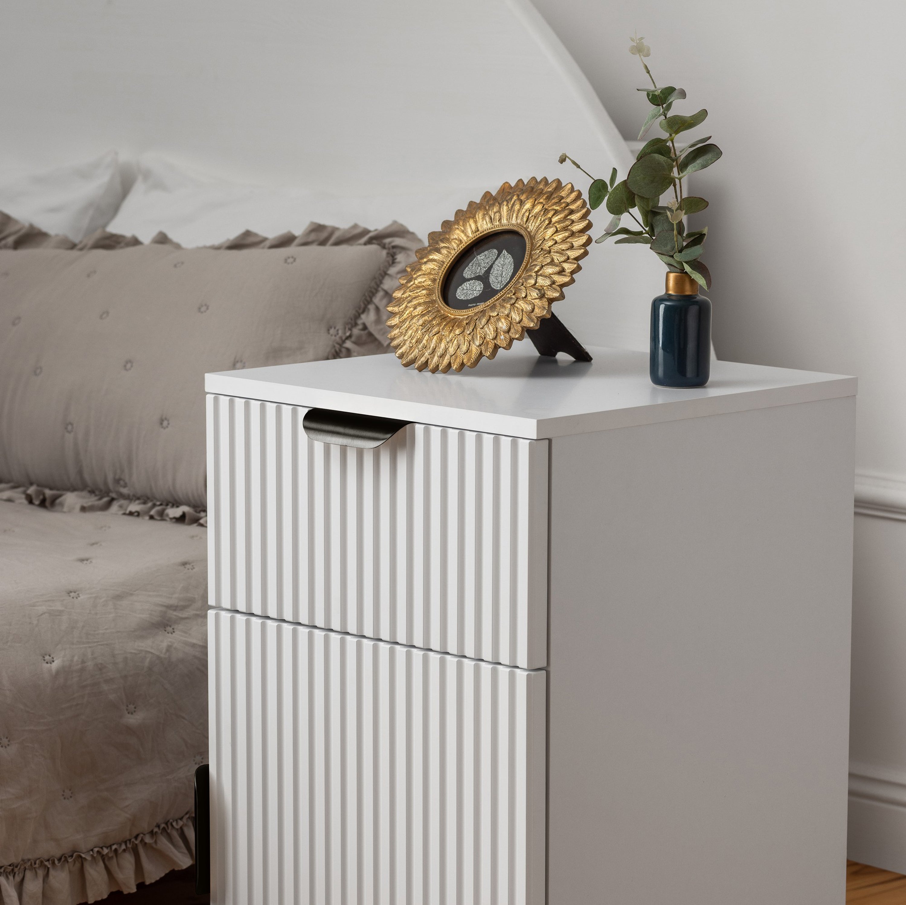 PORTO BEDSIDE TABLE - WHITE - FLUTED - PULL BLACK