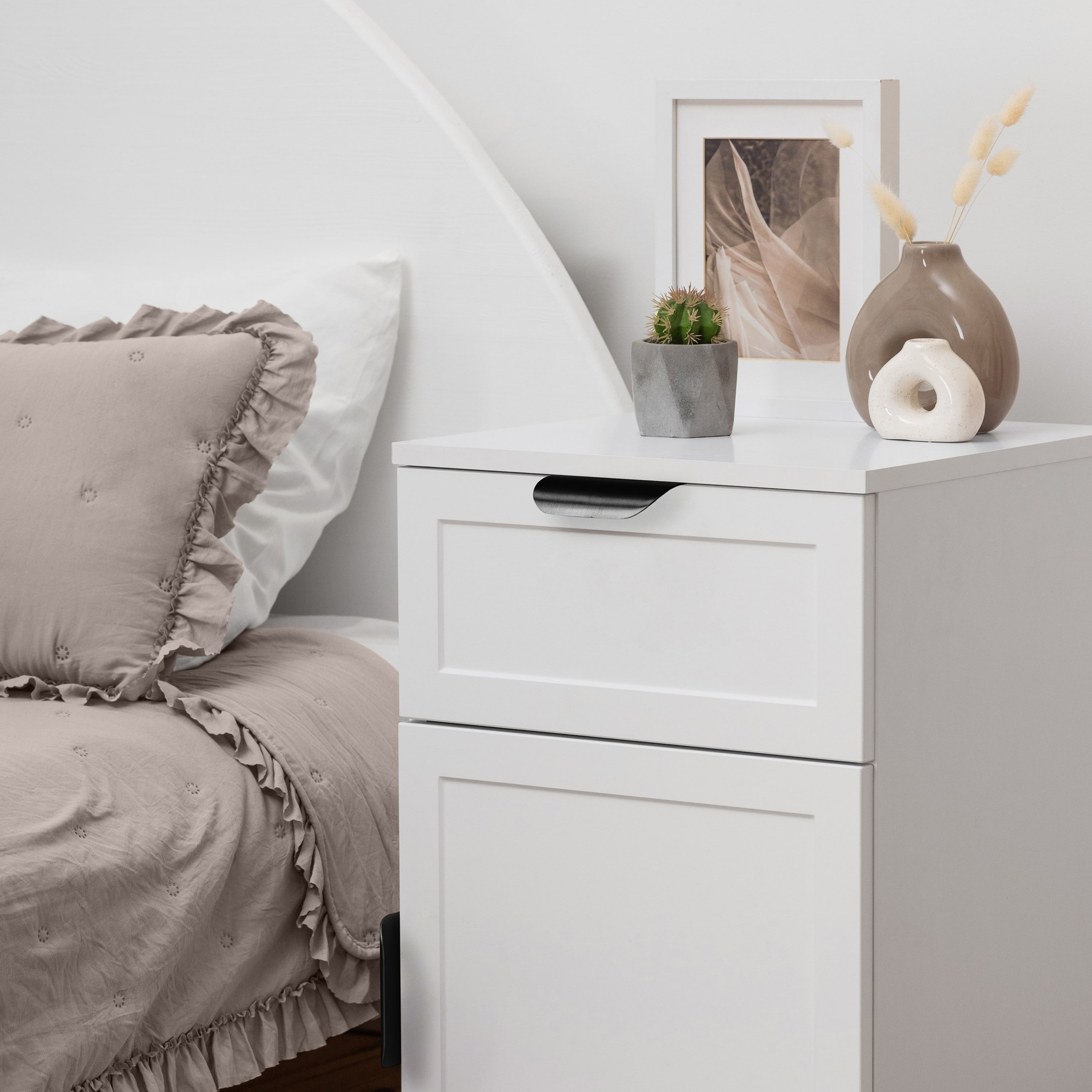 PORTO BEDSIDE TABLE - WHITE - HAMPTONS - PULL BLACK